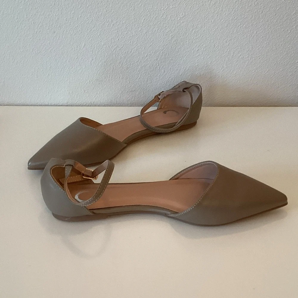 New WB Journee Collection Elegant Tan Women's Flats